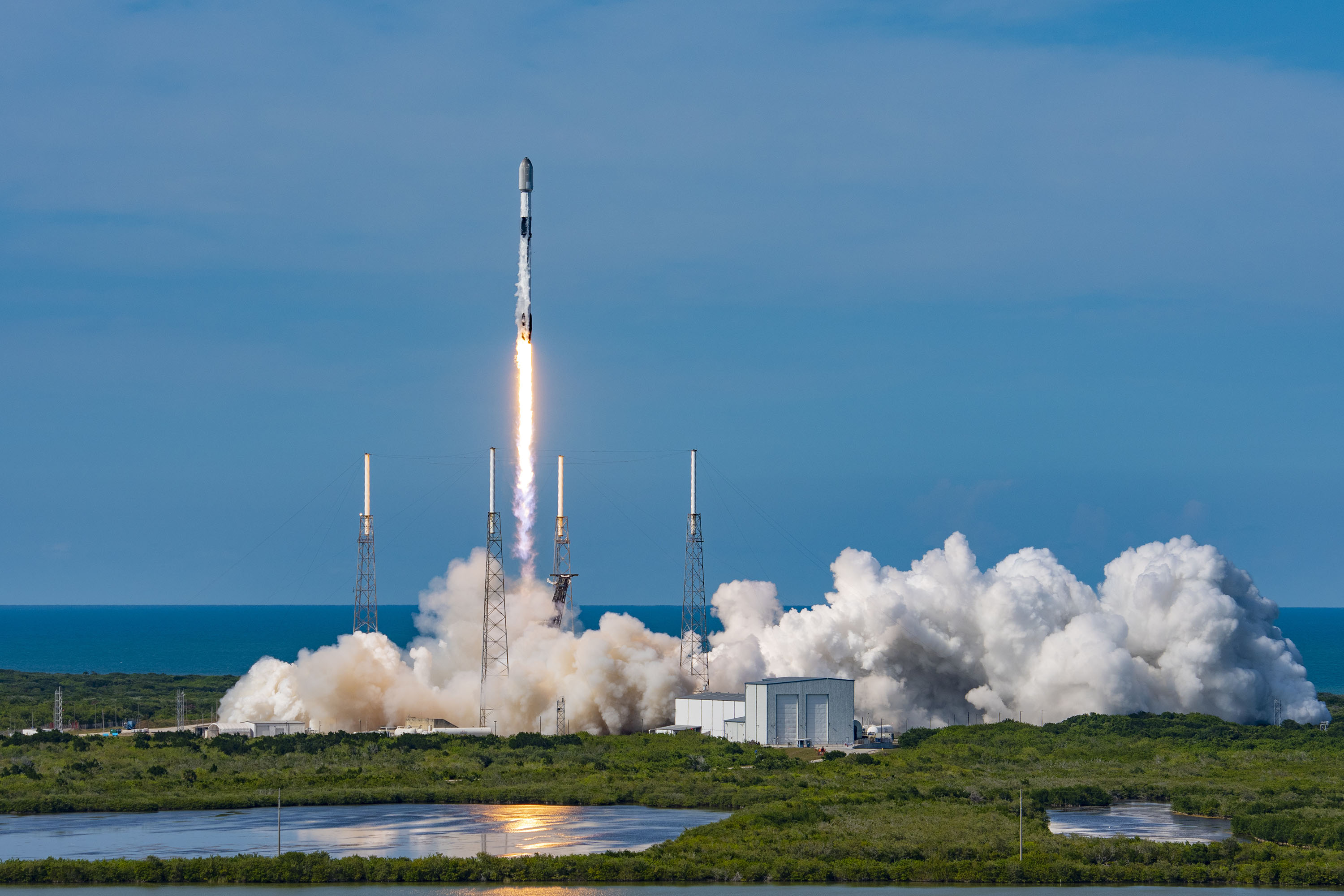 Start rakiety Falcon 9 z misją Starlink Group 4-15 (Źródło: SpaceX)