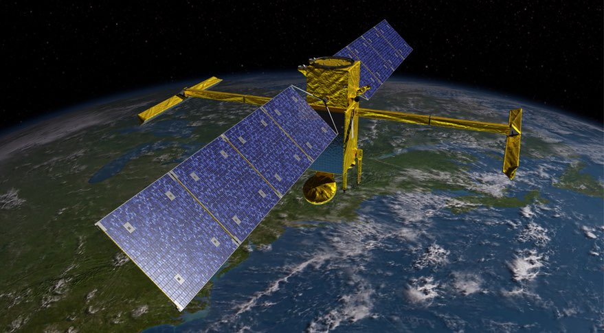 Wizualizacja przedstawiająca satelitę SWOT na orbicie (Źródło: NASA)
