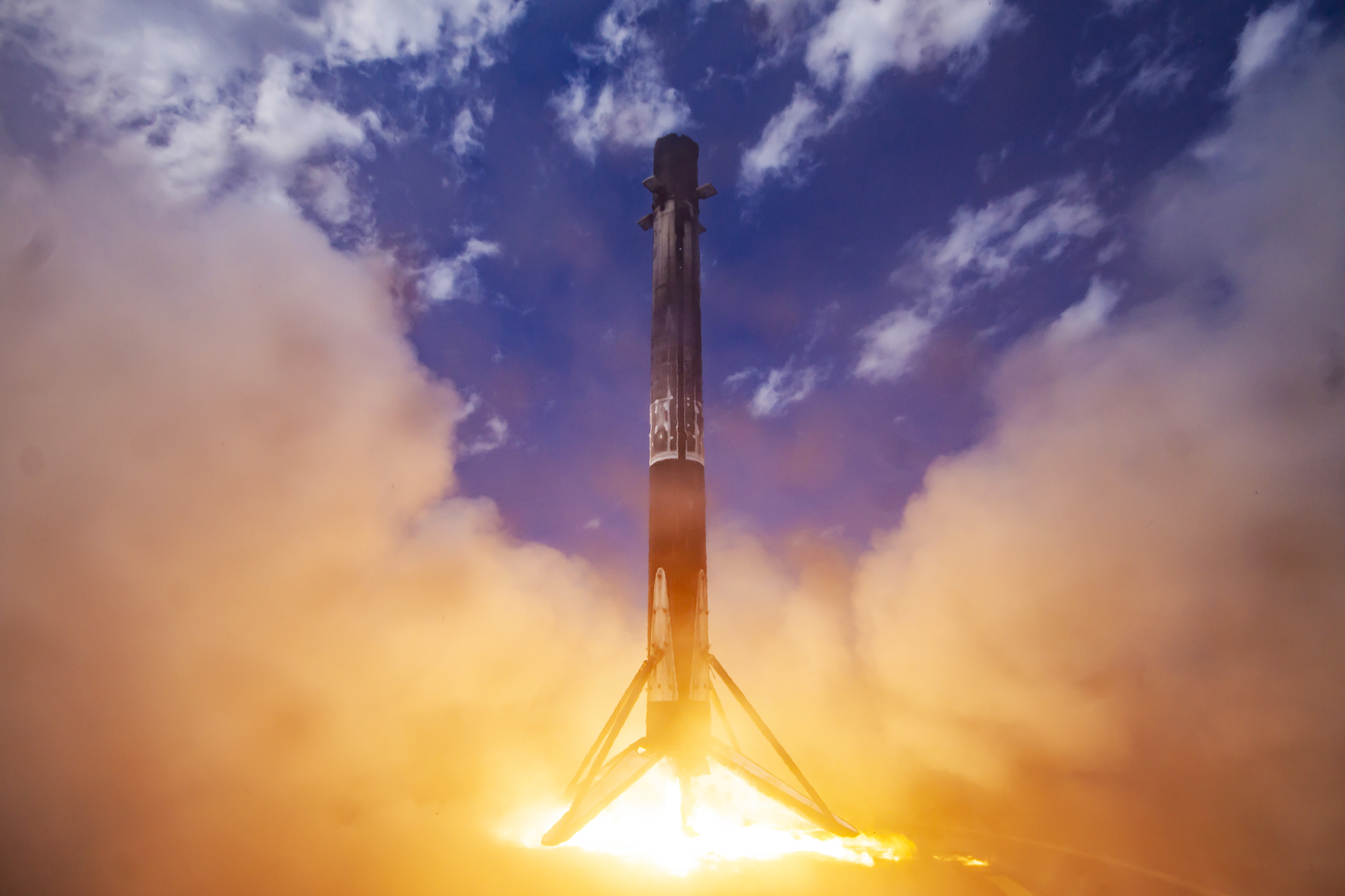 Lądowanie pierwszego stopnia rakiety Falcon 9 po misji Ax-1 (Źródło: SpaceX)