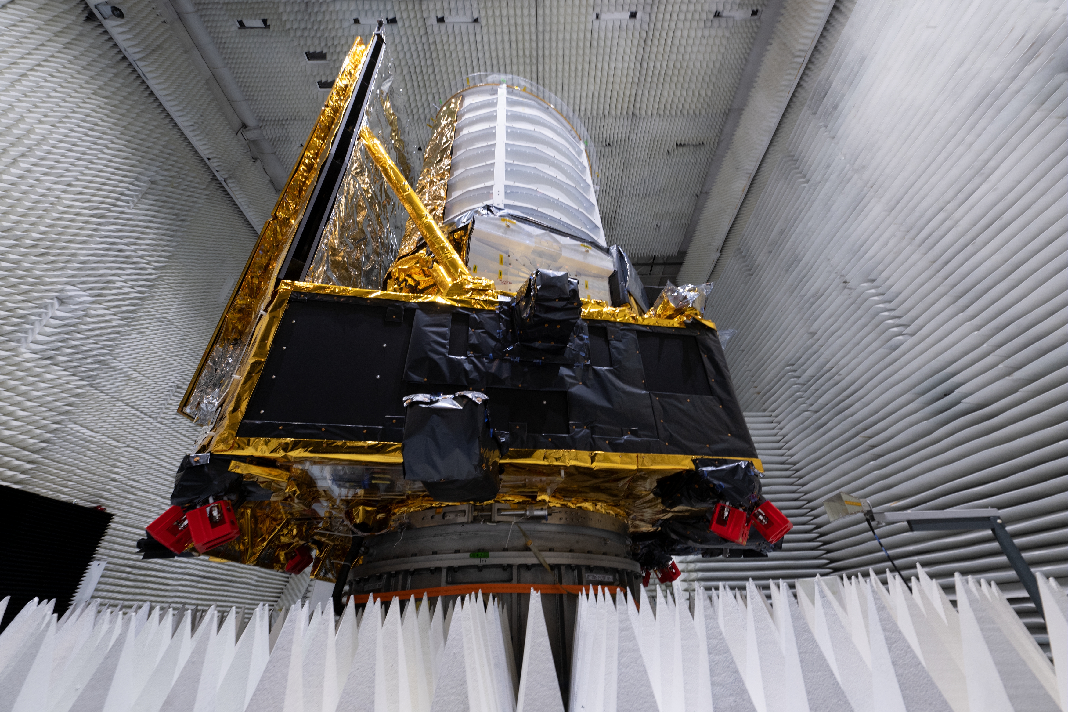 Testy teleskopu Euclid podczas przygotowań do startu (Źródło: ESA-Manuel Pedoussaut)